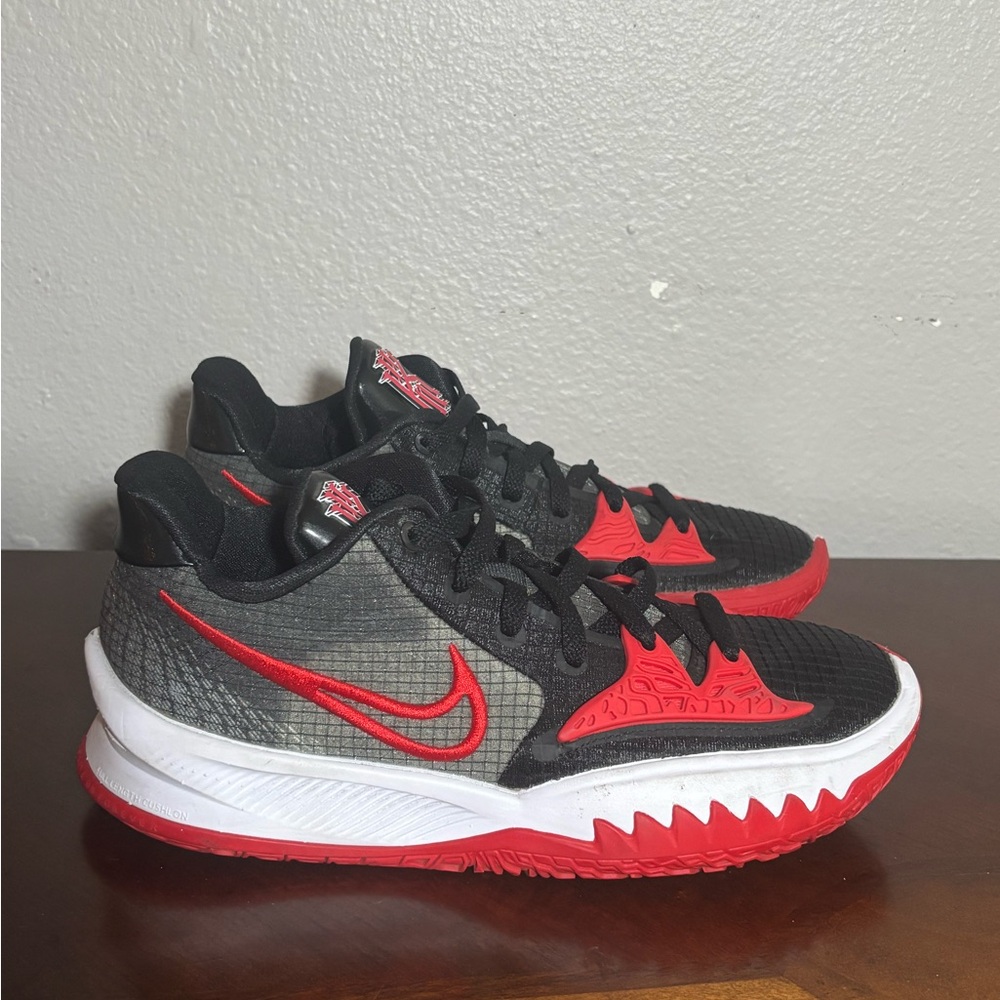 Kyrie 4 Low Size 7.5